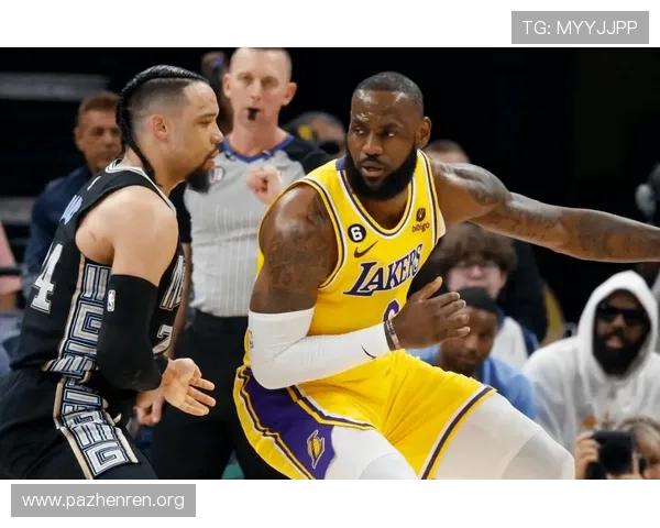 詹姆斯关键两罚命中湖人领先四分火箭暂停前场局势紧张对决胜瞬间