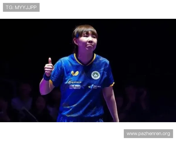 赛后采访场边暖心举动感动全场 引发网友热议与纷纷点赞